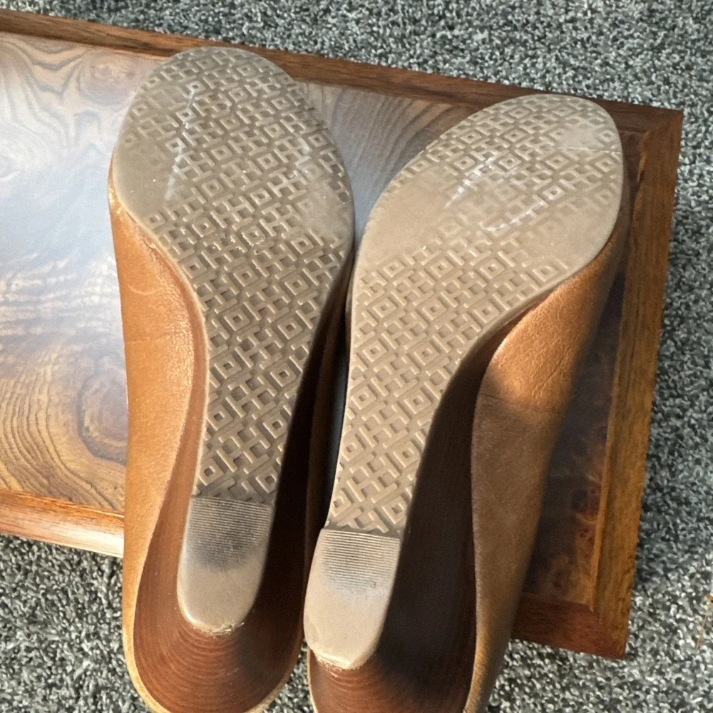 Tory Burch Women's Sally Closed Toe Wedge Size 8.5 M Leather Preppy Office